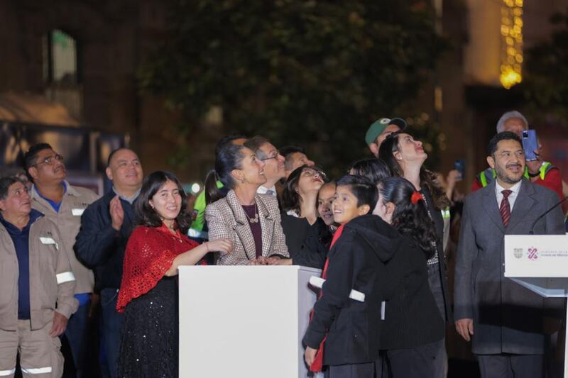 Alumbrado monumental: encienden decoraciones decembrinas en el Zócalo