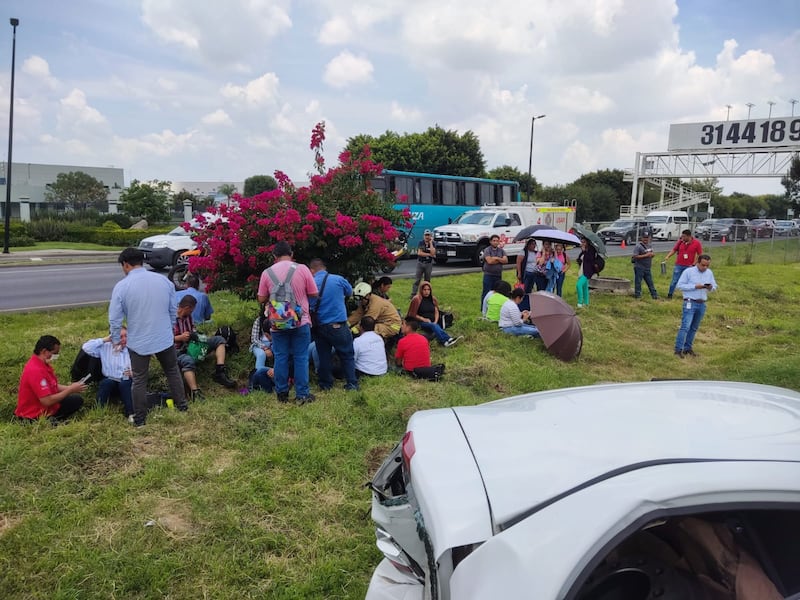 Los lesionados fueron atendidos por los cuerpos de emergencia sobre el camellón central de la carretera.