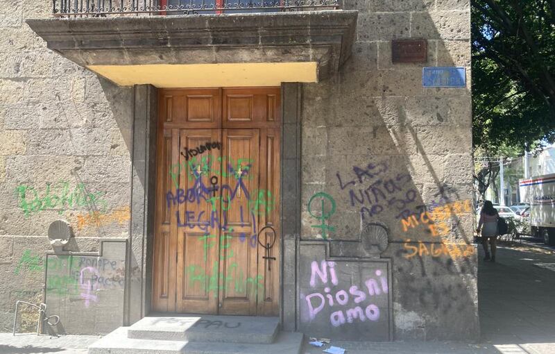 Afectaciones en el templo de El Carmen en avenida Juárez.