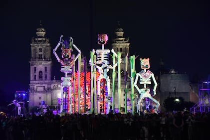 Ofrenda monumental de Día de Muertos embellece el zócalo de la CDMX