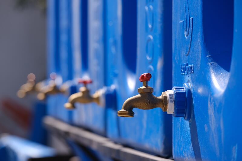 En varias colonias siguen reportando la presencia de agua turbia saliendo de los grifos.