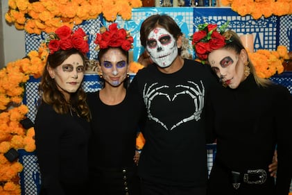 San Miguel de Allende volvió a deslumbrar este Día de Muertos con una celebración que capturó la esencia de una de las tradiciones más queridas de México. Las calles, casas, hoteles y restaurantes de esta encantadora ciudad fueron adornados con altares, flores de cempasúchil y velas, creando un escenario mágico que recibió a miles de visitantes nacionales e internacionales.