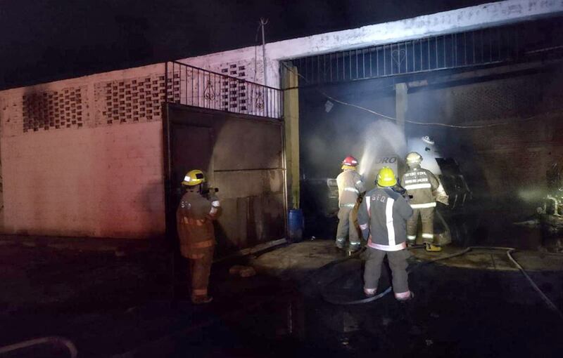 Autoridades investigan qué provocó este incendio la madrugada de este domingo.