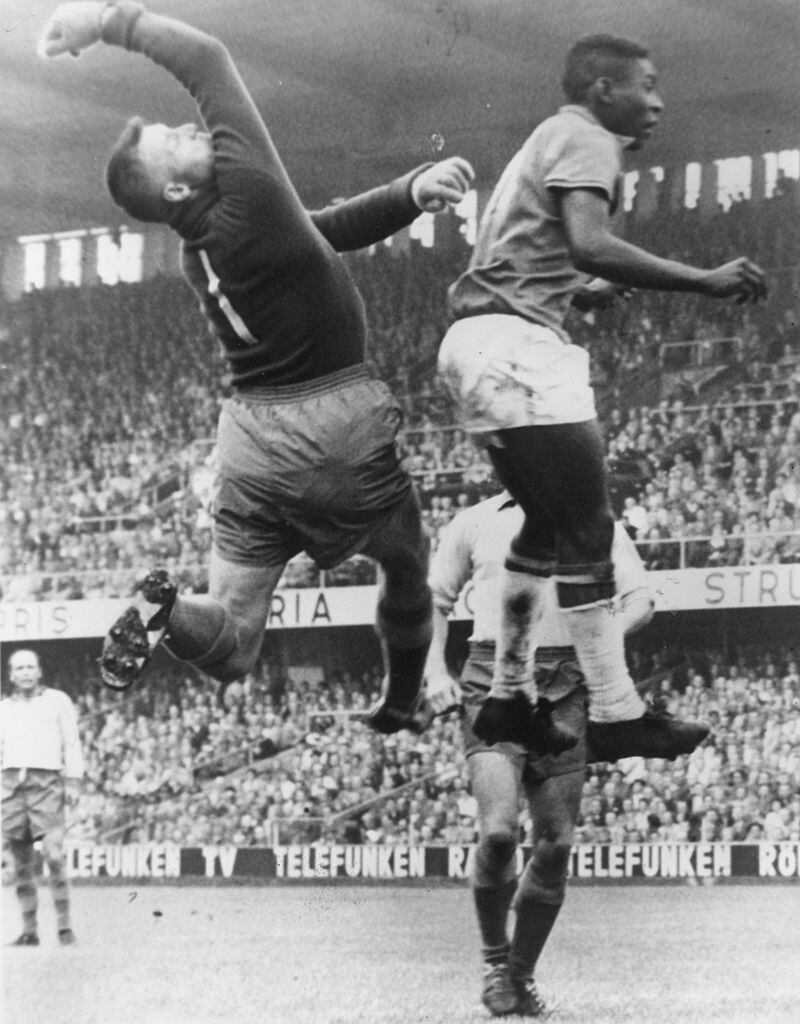 Pelé (derecha) de Brasil y Kalle Svensson (izquierda) de Suecia compiten por el balón durante la final de la Copa del Mundo 1958 disputada en Estocolmo.