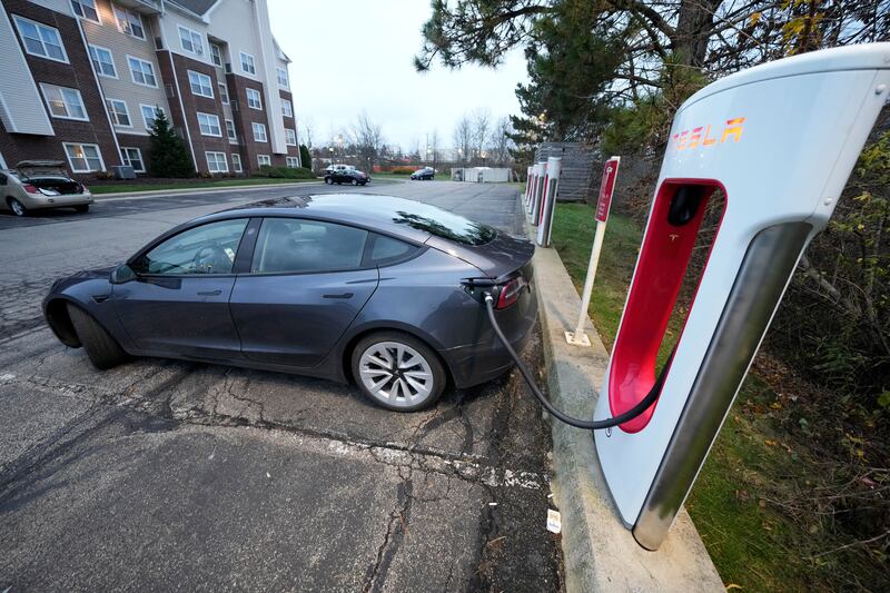 Tesla retirará 362 mil autos para actualizar software ilegal en Estados Unidos