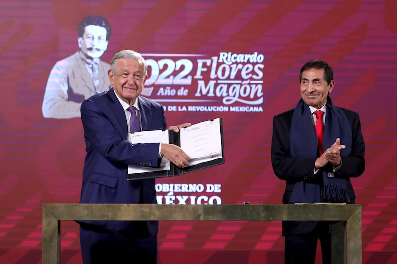 Cuauhtémoc, Ciudad de México, México, 3 de octubre de 2022.

Andrés Manuel López Obrador, Presidente de México en conferencia de prensa en el Salón Tesorería de Palacio Nacional. Acompañan al mandatario: Rogelio Ramírez de la O, secretario de Hacienda y Crédito Público; Tatiana Clouthier Carrillo, secretaria de Economía; Víctor Manuel Villalobos Arámbula, secretario de Agricultura y Desarrollo Rural y Ricardo Sheffield Padilla, titular de la Procuraduría Federal del Consumidor (Profeco). Acompañan al presidente en el Acuerdo de apertura contra la inflación y la carestía: Antonio Suárez Gutiérrez, Tuny (atún); Leovy Carranza Beltrán, Grupo Pinsa-Dolores (atún); Juan Antonio González Moreno, Grupo Gruma-Maseca (tortilla); Altagracia Gómez Sierra, Grupo Minsa (tortilla); Daniel Salazar Ferrer, Bachoco (pollo y huevo); Isidro Ávila Lupercio, San Juan (huevo); Jesús Vizcarra Calderón, Sukarne (carne de res); Arnulfo Ortiz, Grupo Gusi (carne de res); José Zaga Mizrahi, Opormex (carne de cerdo); Eugenio Caballero Sada, Sigma Alimentos (carne de cerdo); Guilherme Loureiro, Walmart (distribuidores); Javier Treviño, Walmart (distribuidores); Ricardo Martín Bringas, Soriana (distribuidores); Antonio Chadraui Obeso, Chedarui (distribuidores); Alfonso Celis, Calvario (huevo) y Alfonso Rosales Wybo, Valle Verde.

Foto: /Presidencia