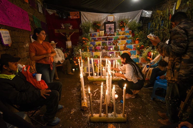 MALINALCO, ESTADO DE MÉXICO, 01NOVIEMBRE2021.-  Hasta con un dos  de anticipación comienzan los trabajos para instalar las ofrendas de los Muertos Nuevos en Malinalco, las cuales son muy especiales, en ellas se representa la vida y gustos del muerto, flores de cempasúchil, herramientas de trabajo, comida favorita, entre otras cosas, en su mayoría son monumentales, son para las personas que fallecieron entre el 25 de octubre del año pasado a esta fecha, los visitantes a la ofrendas llevan ceras las cuales son ofrecidas como una luz para el camino del muerto y a cambio las familias entregan pan, comida, dulces o bebidas típicas en agradecimiento a las visitas. El gasto que llega a realizar cada familia puede variar dependiendo de los elementos que instalen pero algunos indican que llegaron a invertir hasta 100 mil pesos, aparte del tiempo de trabajo de instalación que llega a ser cerca de un dos o tres meses. FOTO: CRISANTA ESPINOSA AGUILAR /CUARTOSCURO.COM