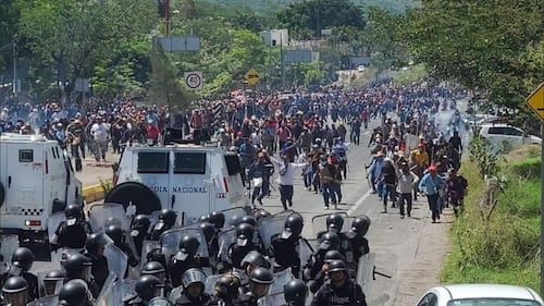 Manifestantes roban blindado y retienen a policías durante una jornada violenta en Chilpancingo.