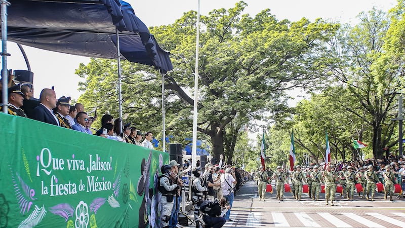 Enrique Alfaro encabeza el Desfile Cívico-Militar Conmemorativo a la Independencia de México, en Jalisco.