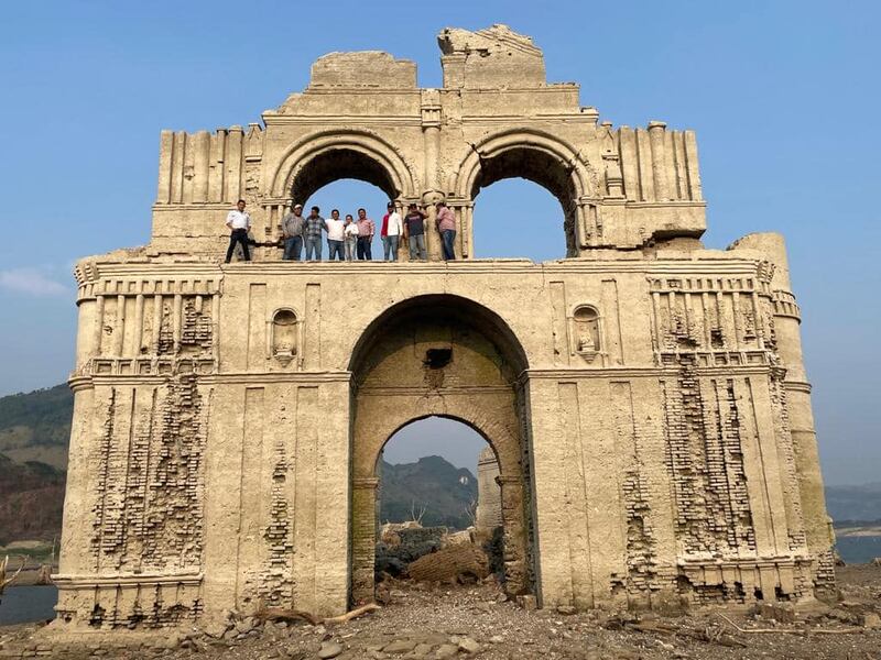 Templo de Quechula, Chiapas, queda al descubierto por sequía extrema