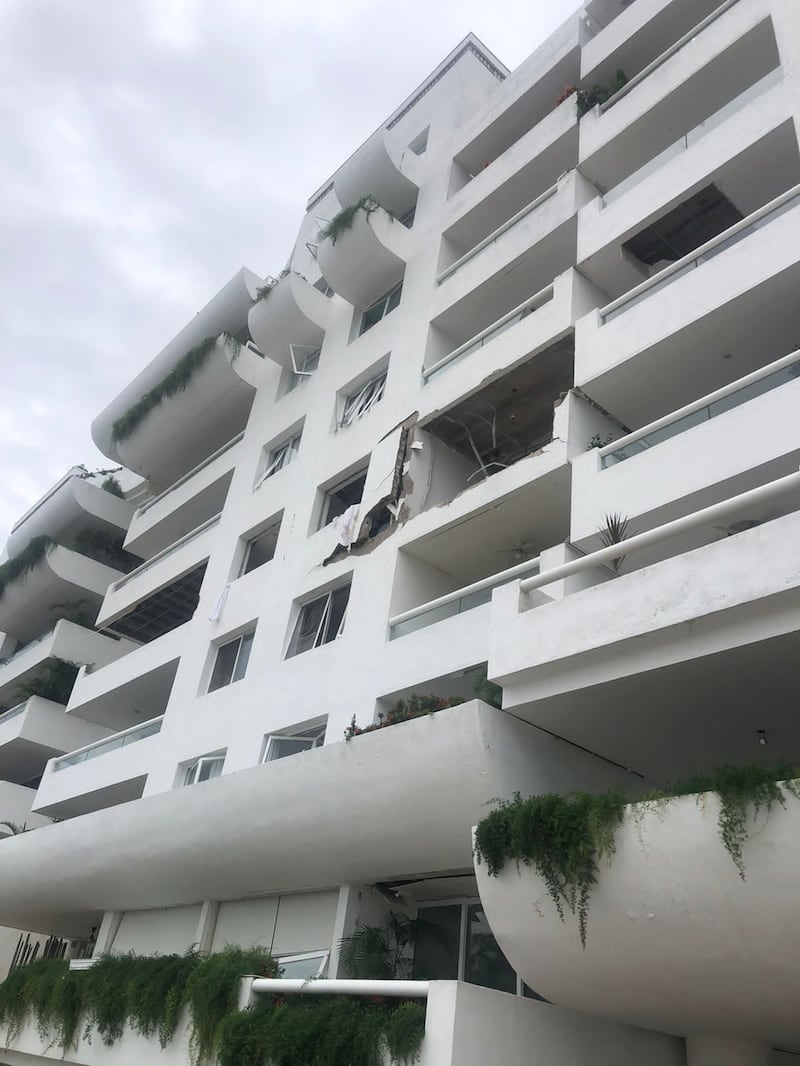 Explosión en piso cinco de Las Brisas Diamante, en Acapulco, Guerrero.