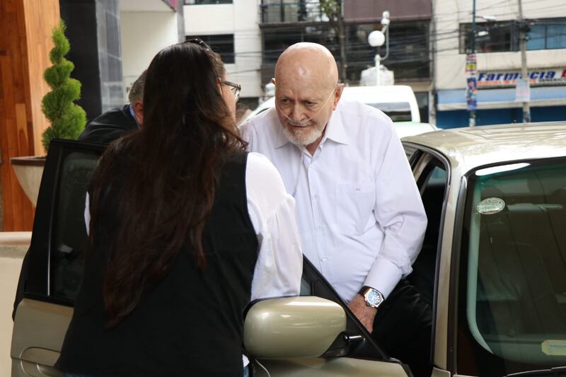 El exfuncionario fue visto a su salida del hotel donde se concentra Ebrard y su equipo de trabajo. (Nicolás Corte)