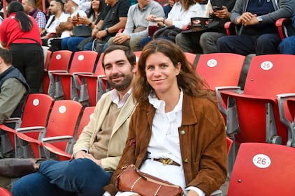 Una noche inolvidable se vivió en La Plaza México con la brillante actuación de los rejoneadores Guillermo Hermoso de Mendoza, Javier Funtanet y Jorge Hernández Gárate. Cada uno cortó una oreja gracias a su destreza y conexión con el público capitalino, que respondió con júbilo a cada pase. Los emocionantes "¡Olés!" resonaron con fuerza, dejando una huella imborrable en la memoria de los asistentes, quienes disfrutaron de un espectáculo lleno de arte y pasión taurina.