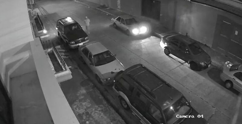 Captan a dos hombres robando una camioneta en plena mañana del sábado