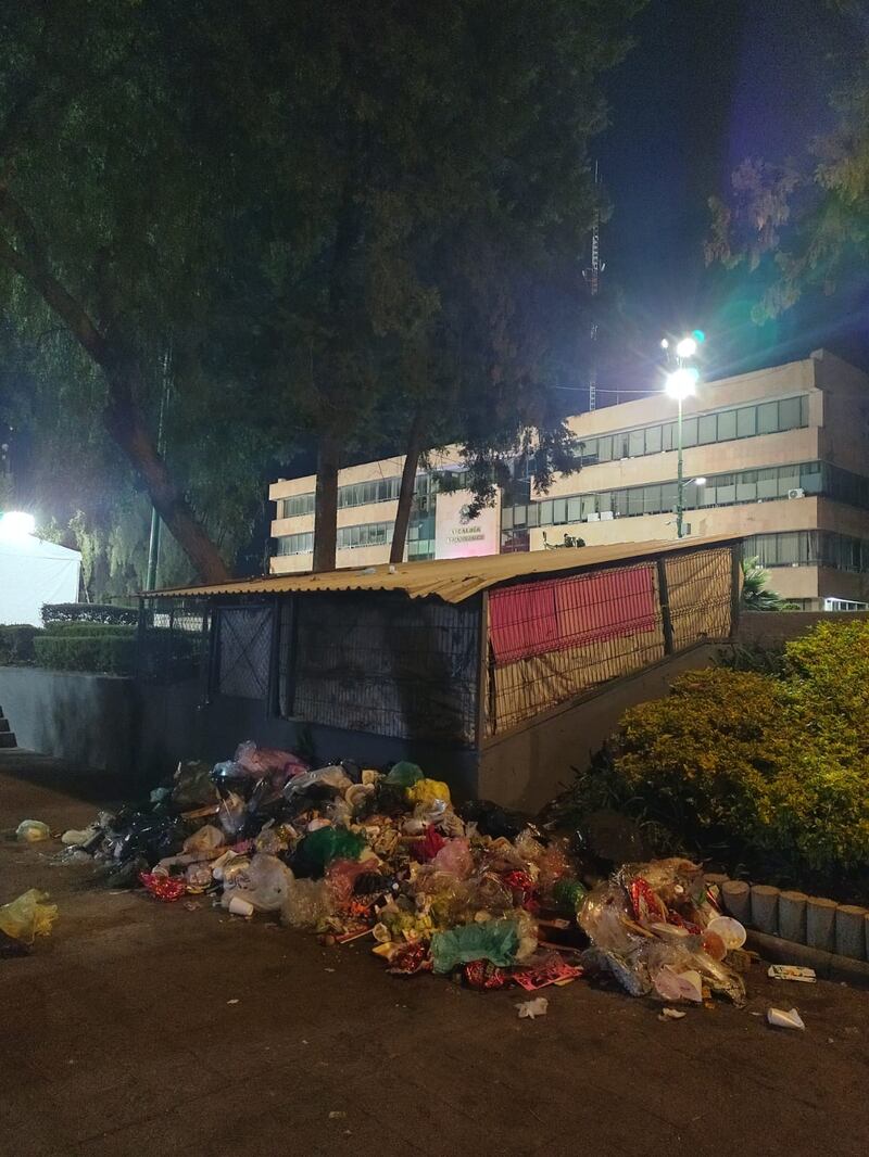 Vecinos de Azcapotzalco usan explanada como tiradero de basura