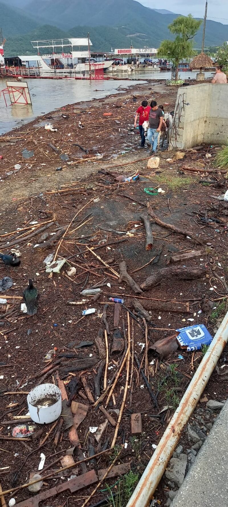 La gente camina ehtre escombro y basura si decide bajar del malecón.