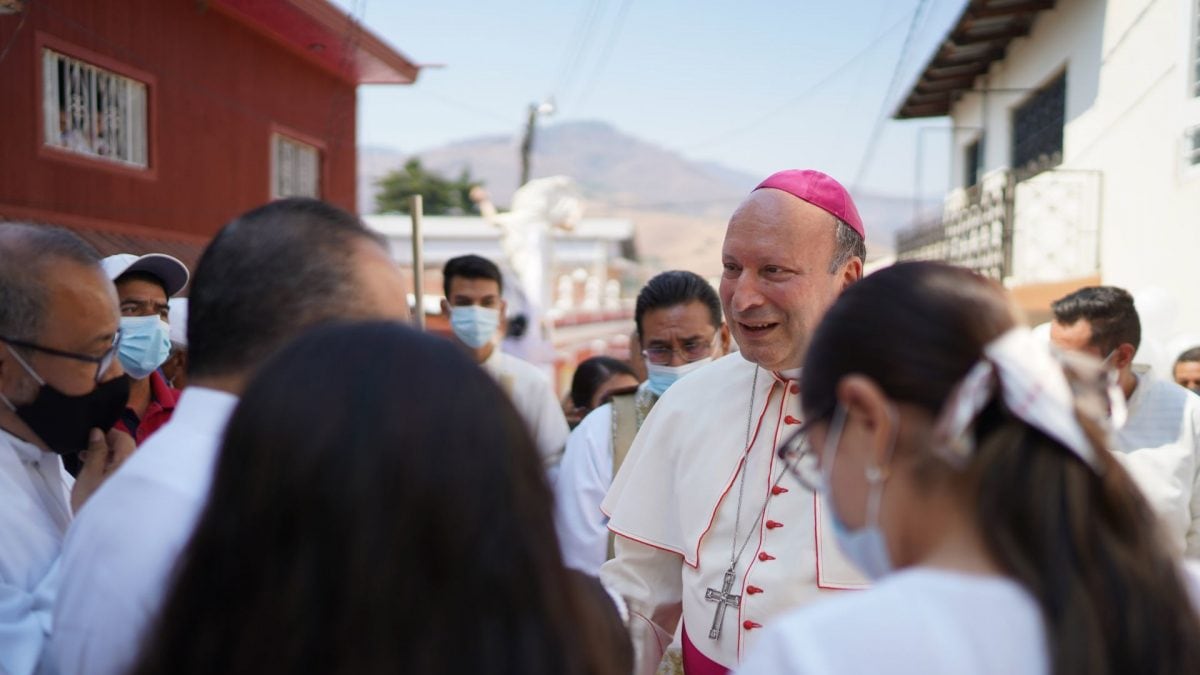 El nuncio apostólico en México Franco Coppola, ofició una misa en Aguililla