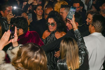 En una noche llena de brillo y glamour, Martha Debayle celebró el décimo aniversario de su revista con una fiesta al estilo Disco Glam en una discoteca de la colonia Roma. La reconocida conductora de radio estuvo acompañada de amigos, empresarios y artistas que disfrutaron de una velada inolvidable. Entre los invitados más destacados se encontraban Alexander Acha y su esposa, el carismático Eduardo Videgaray, la siempre elegante Gloria Calzada, y el embajador de España en México, Juan Duarte, quien no quiso perderse esta gran celebración. La noche fue un éxito rotundo, consolidando a la revista de Martha Debayle como un referente en el mundo editorial.