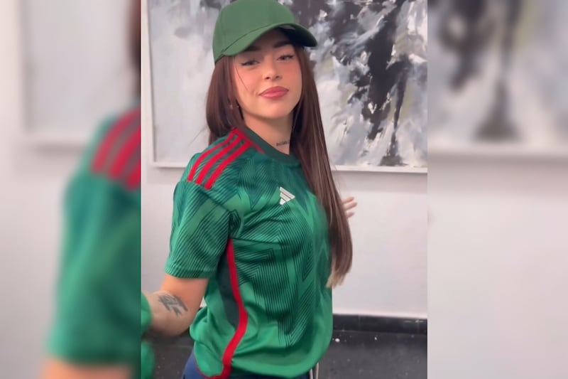 Nicki Nicole con la playera de México