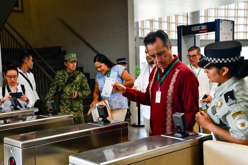 Cuitláhuac García, gobernador de Veracruz, ingresando a la estación San Francisco Campeche del Tren Maya