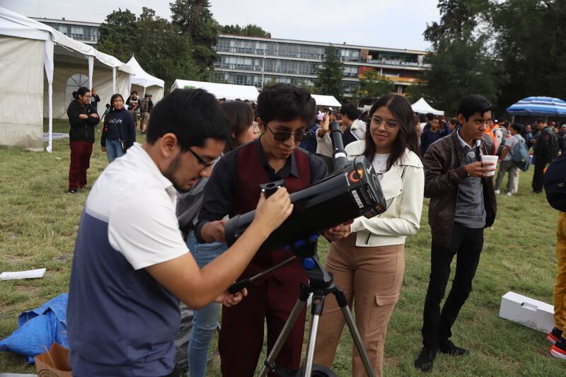 Observación con telescopios adaptados con película solar formó parte de las actividades en Ciudad Universitaria.