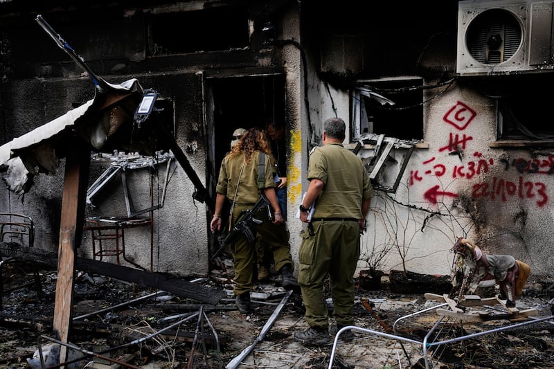 Soldados israelíes inspeccionan viviendas destruidas por insurgentes de Hamás en el kibutz Nir Oz, en el sur de Israel, el 21 de noviembre de 2023. (AP Foto/Ohad Zwigenberg)