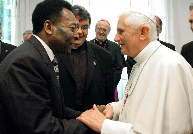 Pelé y el entonces Papa Benedicto XVI en 2005