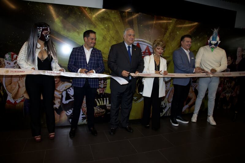 Inauguración del “XXX Aniversario Lucha Libre AAA Worldwide” en Punto México, donde se montó una exposición con algunos trajes y máscaras de personajes emblemáticos de la lucha libre. FOTO: EDGAR NEGRETE/CUARTOSCURO.COM