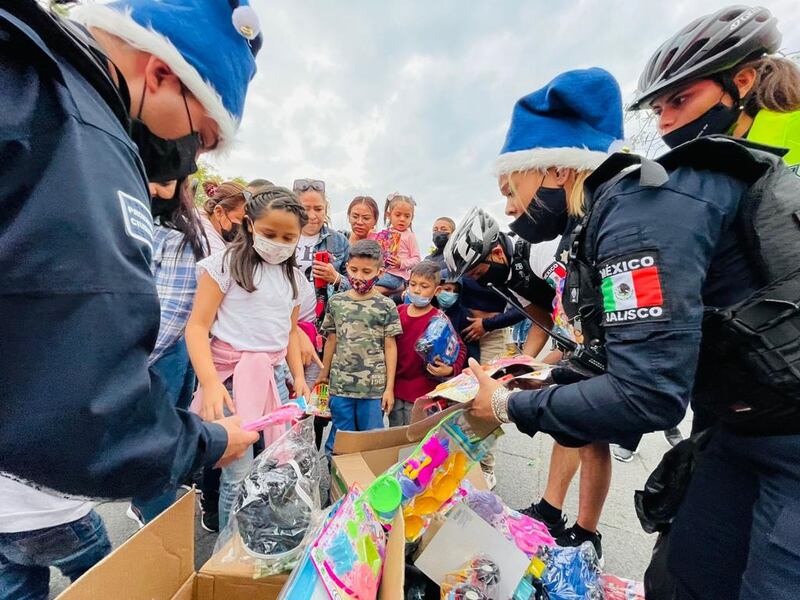 En Plaza de la Liberación se reunieron cientos de niños en espera de regalos.