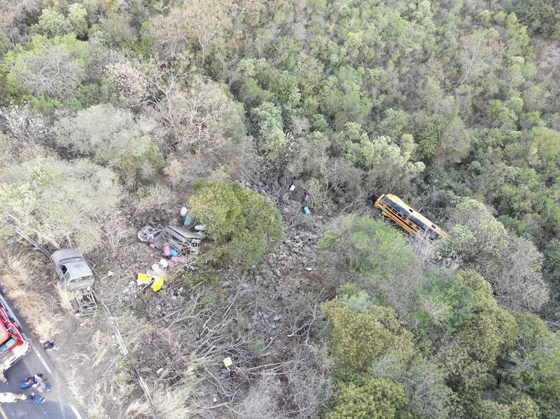 El conductor de la camioneta que chocó contra el autobús sufrió lesiones menores.