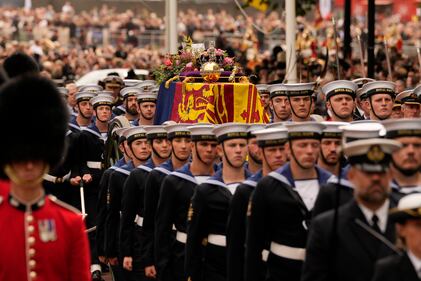 Más de 300 mil personas esperaron durante horas para presentar sus respetos ante el féretro de roble de Su Majestad.