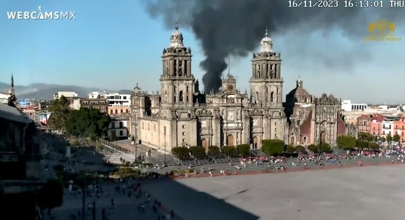 Usuarios reportan el incendio de una bodega en inmediaciones de Tepito y la zona centro de la capital del país.