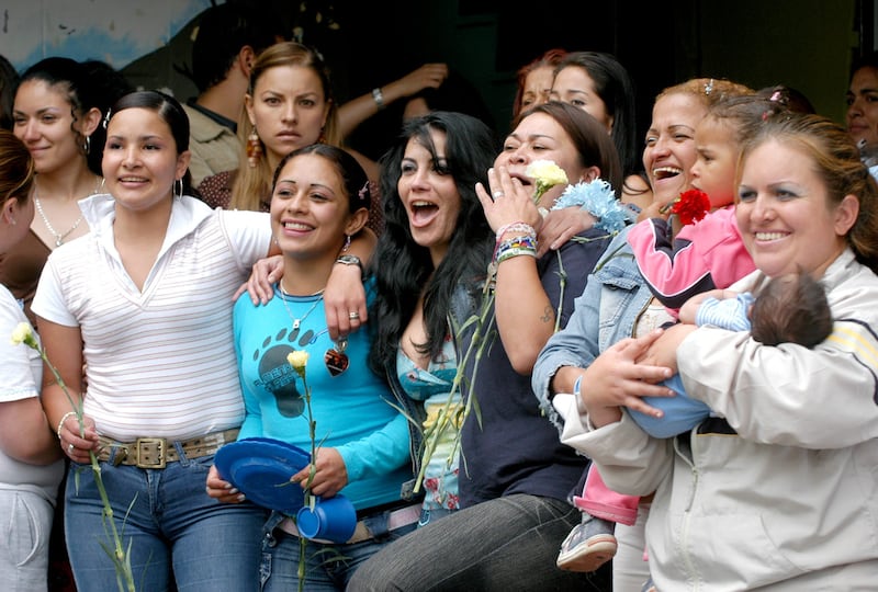 ¿Porque solo las mujeres cabeza de hogar presas podrán pagar su condena con servicios que beneficien a la sociedad?