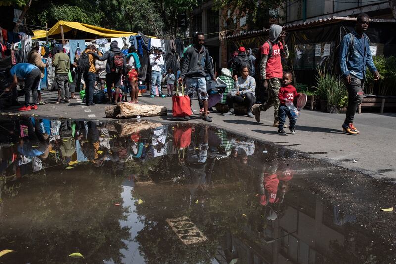 La pobreza orilla a miles de haitianos a abandonar su país hacia Estados Unidos. Sin embargo, en su paso hacia la frontera, cientos optan por quedarse en México (Cuartoscuro).