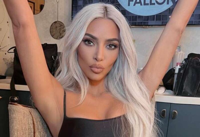 Os alimentos a base de planta ajudaram Kim Kardashian a cuidar da psoríase