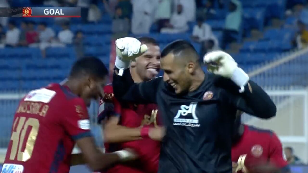 Moustapha Zeghba festejó con sus compañero el gol del triunfo