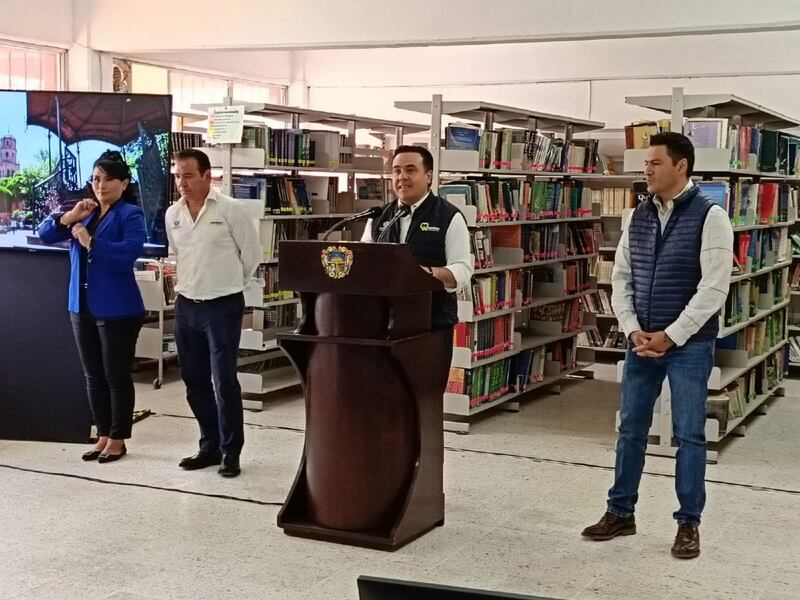 El presidente municipal Luis Nava encabezó la entrega de becas a estudiantes del Cobaq