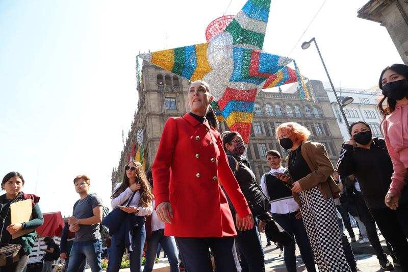 CIUDAD DE MÉXICO, 17DICIEMBRE2022.- La jefa de gobierno Claudia Sheinbaum inaugura la Verbena Popular con motivo de las fiestas decembrinas, en el Zócalo Capitalino. FOTO: EDGAR NEGRETE/CUARTOSCURO.COM