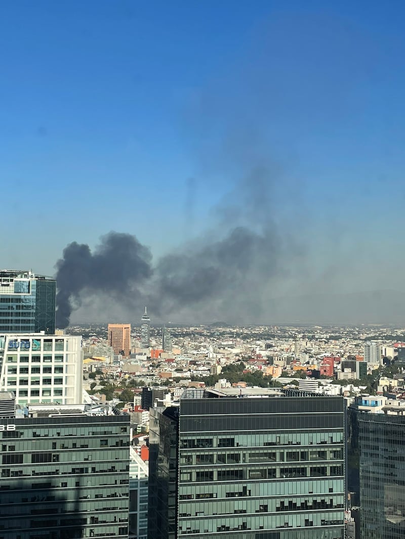 Usuarios reportan el incendio de una bodega en inmediaciones de Tepito y la zona centro de la capital del país.