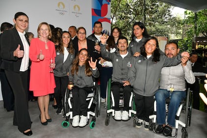 Con la cuenta regresiva en 15 días para el inicio de los Juegos Olímpicos París 2024, se celebró este jueves el Día Nacional de Francia en México. La ceremonia, que resaltó la amistad entre ambos países, contó con la presencia de Ana Gabriela Guevara Espinoza, directora de la CONADE. Este evento destaca la importancia del deporte como un puente entre culturas y refuerza la unión en el contexto olímpico, generando entusiasmo por la competencia que se avecina.