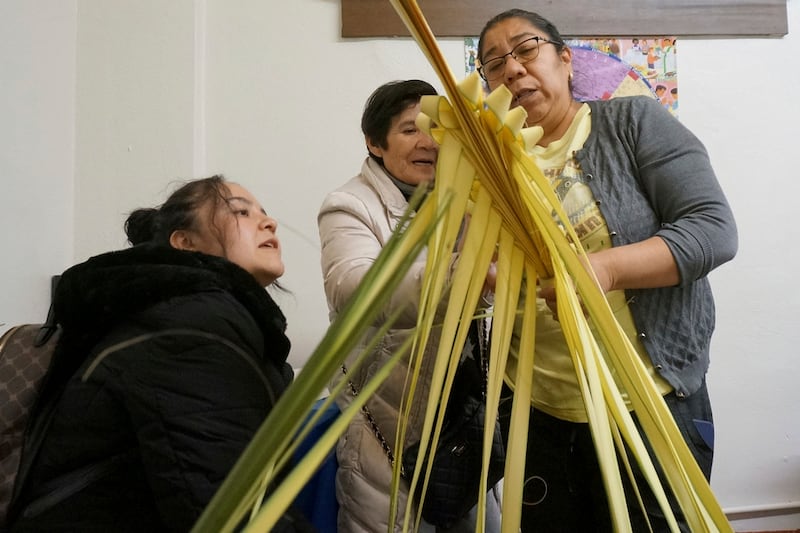 La enseñanza de tejer las palmas en Jueves/Viernes Santo pasa de generación en generación en México