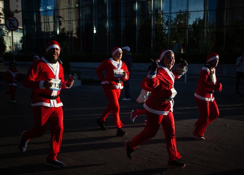 The Santa Run 2024: Las mejores fotos de la carrera de Santa Claus en CDMX; revive la magia navideña