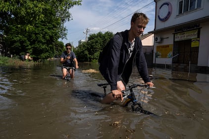 Destrucción de presa en ucrania pone en peligro la vida de miles de civiles.