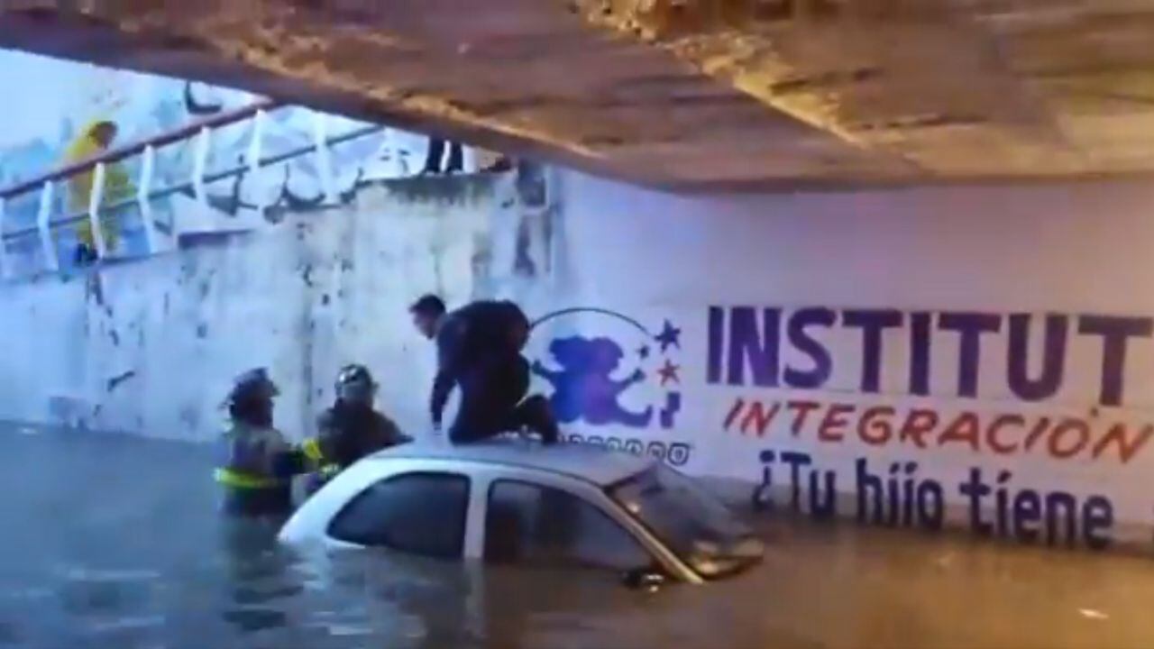 Hombre queda atrapado dentro de su auto en bajo puente inundado de la autopista México-Pachuca