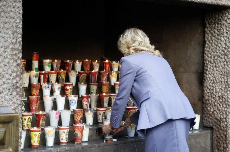 Jill Biden recorre la Basílica de Guadalupe durante su visita por México.