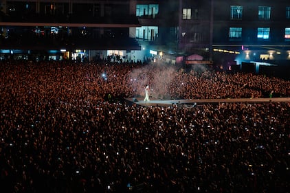 Con la convicción de empezar una nueva etapa a nivel profesional y con el objetivo de reconquistar a sus fanáticos, Linkin Park hizo oficial su visita a México con su presentación en el Estadio GNP Seguros, recinto que fue testigo de temas como "Hybrid Theory”, “Meteora”, "The Emptiness Machine” y "Burn It Down”, los cuales fueron ovacionados por la interpretación de Emily Armostrong, la nueva vocalista de la agrupación, quien no dejó de agradecer el apoyo del público mexicano.