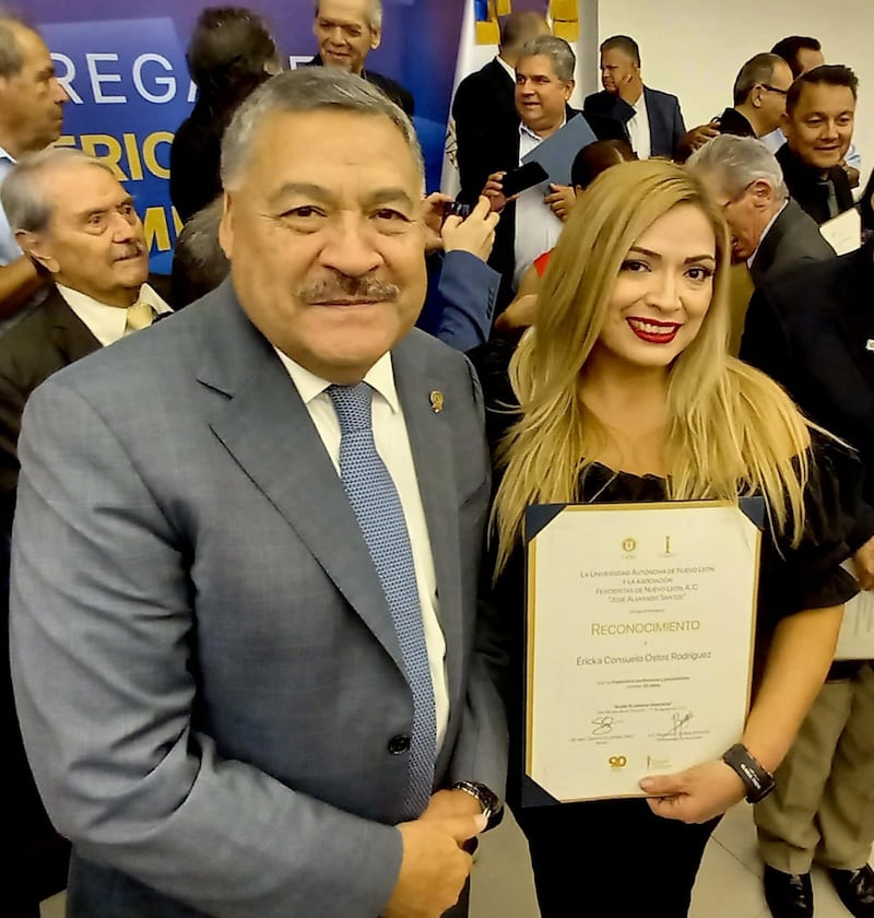 Santos Guzmán López, rector de la UANL, felicitó a Ostos por su reconocimiento.