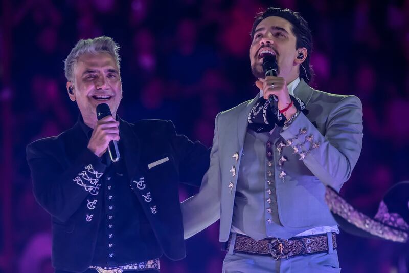 El cantante logró domar a la Monumental Plaza de Toros México.