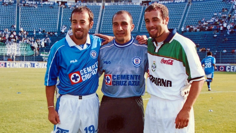 Oscar Pérez posa para la foto entre los hermanos Rodríguez