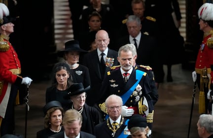 Más de 300 mil personas esperaron durante horas para presentar sus respetos ante el féretro de roble de Su Majestad.